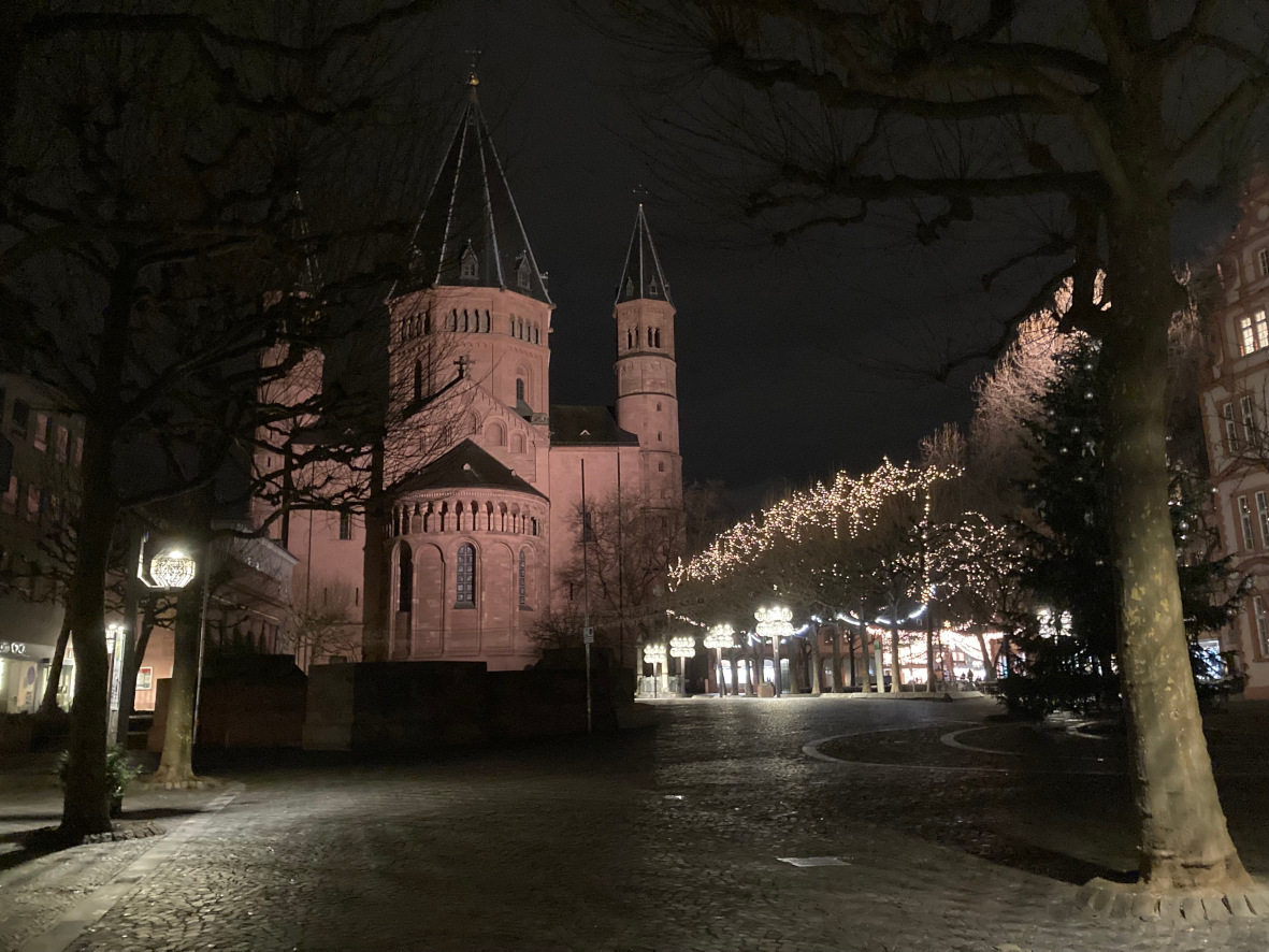 Photo of large possibly gothic style church in the Mainz old city centre.